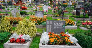 Цветя за гробището